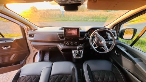 Van Damme – Renault traffic LWB luxury campervan ( 2 adults & pet friendly  )