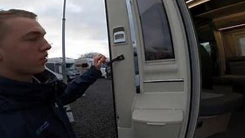 Maverick – Luxury 4 Berth Motorhome (2 lounges, 3 separate sleeping areas)