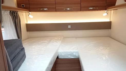 YN24 AZO - 4 berth Weinsberg 700 ME Romford 