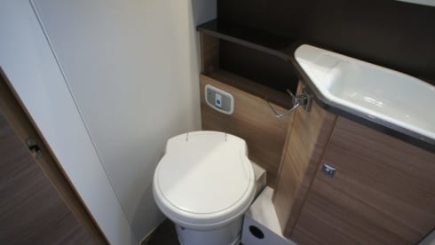 No Work Team – Adria Coral Plus mit E&P-Level-System. Max 2 Personen, nur Erwachsene.