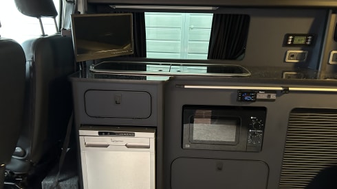 Roma – Superb 4 berth Vauxhall Vivaro campervan LWB