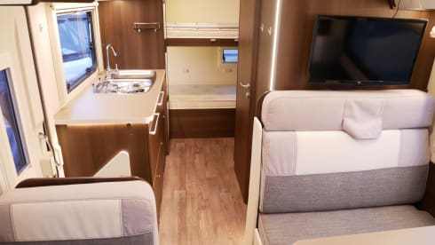 Ford CI Alcove, 6-Persons sitting / sleeping places!