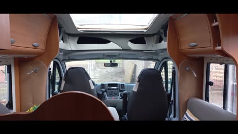 Super cozy spacious challenger eden 602 camper
