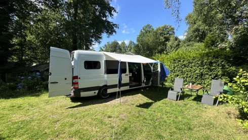 Gigi – 2p Mercedes Sprinter Off Grid (Bed 02m05!)