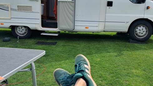 Accogliente camper per 4 persone, completamente attrezzato e dotato di tutti i comfort. 