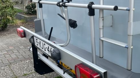 Halbintegrierter Camper von Knaus für 3 Personen