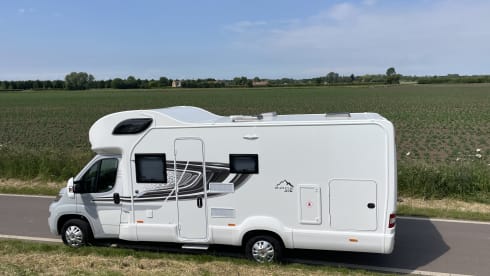 Saffy the Swift – 6 berth Swift alcove from 2022