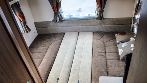 Fiat Ducato - Swift Escape 686 (6 Schlafplätze, Lounge in U-Form)