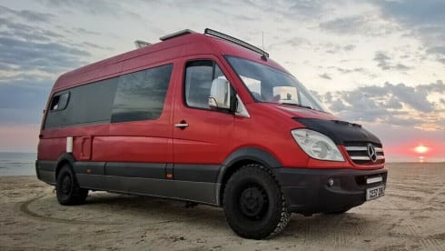 Big Red – 3-persoons Mercedes-Benz (Off Grid Solar) Birmingham-Oxford