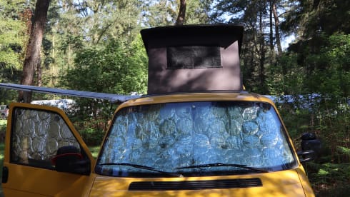 De Gele Bus – On the road with the Yellow Bus! (VW T4 from '99)