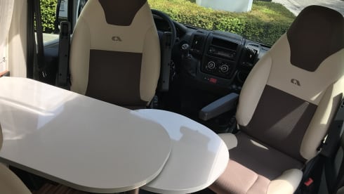 Twinny – Adria 640 SLX, length beds, solar panel, tow bar, roof rack, bike rack