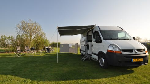 Fully equipped 2-person Renault camper van with bed up to 175 x 205 cm
