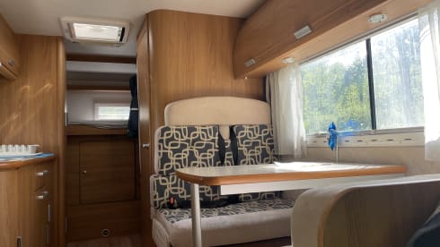 Camper spazioso e accessoriato per viaggi indimenticabili 