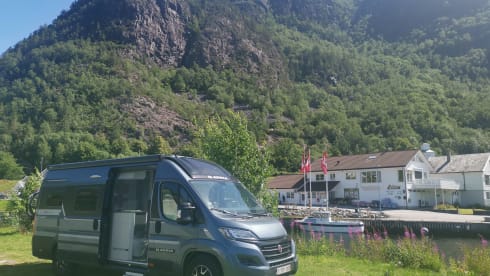 Remco – Luxury Adria Twin with 9-speed automatic transmission and longitudinal beds
