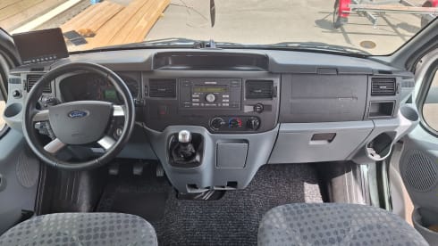 Ideal 6-person Ford family camper