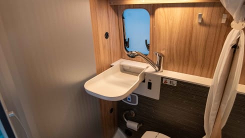 Hymer Ayers Rock 2022 with sleeping roof for 2 or 4 people