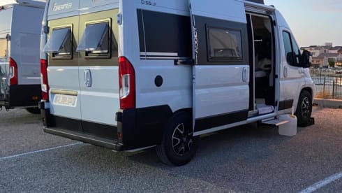 Dreamer – Dreamer D55 UP: pop-up roof, 4 beds, private bathroom and shower!