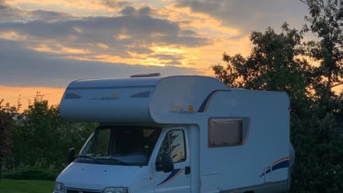 Beautiful spacious family motorhome for 6 people with air conditioning