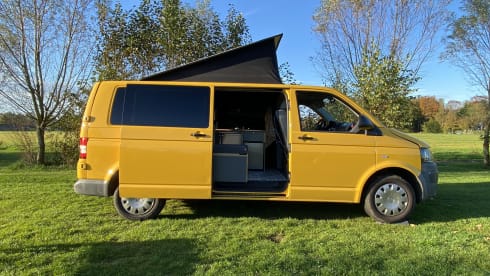 Het gele geluk 💛 – VW T5 yellow bus with modern interior