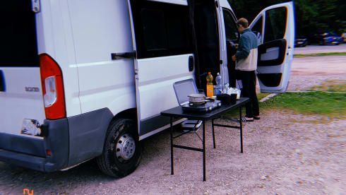 2p Peugeot campervan uit 2016 zelfbouw