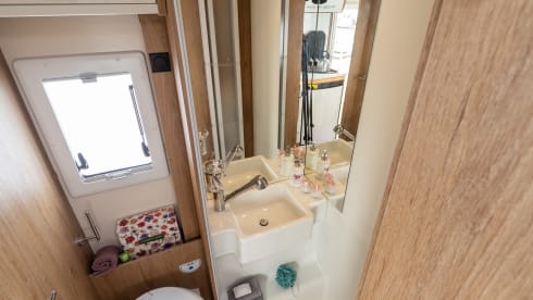 INCONTRA MAGGIE - IL NOSTRO ROLLER TEAM 2022 747 6 POSTI LETTO, 6 CINGHIE FURGONE FAMIGLIA