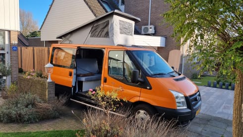 4p Ford campervan uit 2009