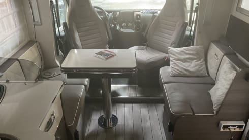 Calimero  – 4 pers Carat luxury camper with fixed bed