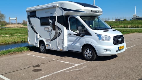 Nice 2-person Ford/Chausson 170hp manual semi-integrated 2017
