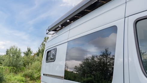 Keesie – Volkswagen Crafter Off-Grid Bus Camper with Roof Terrace
