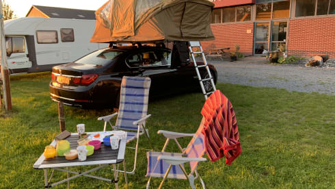 Happy Bimmer Rooftop Tent – Reliable BMW 740d with very large Thule roof tent and complete inventory