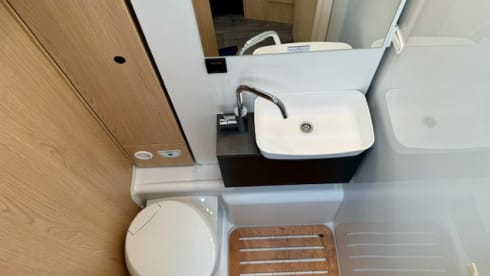 TWIN SUNNY – SEMI-INTEGRATED T 670 S TWIN BEDS, AUTOMATIC