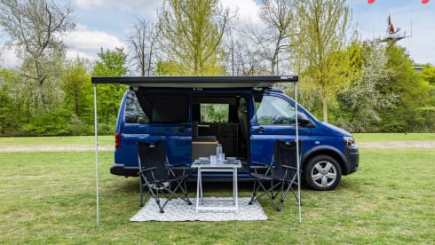 Blue 4p Volkswagen bus 