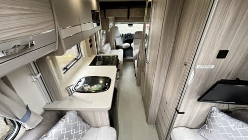 Sunset Bloom – Peugeot Alkoven mit 6 Schlafplätzen, Baujahr 2026