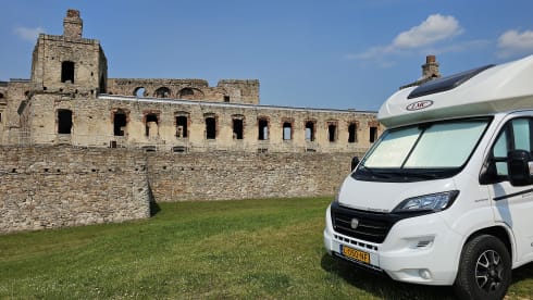 Bertha – Very Luxury, 2 or 4 person LMC semi-integral camper (automatic)