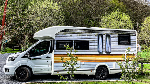 Start in de Ardennen – Luxury 2 person Chausson from 2021 with classic Vanguard rv wrapping.