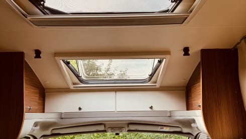 4p Adria Matrix hef- en lengtebedden – Luxurious, fresh camper with plenty of space!