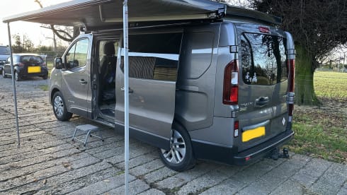 Ronnie Renault – 4 berth Renault Trafic campervan from 2017