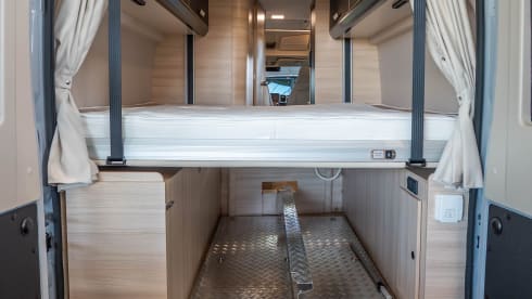 Hotel Kristoffel On the road – 4p Buscamper met hefdak en garage