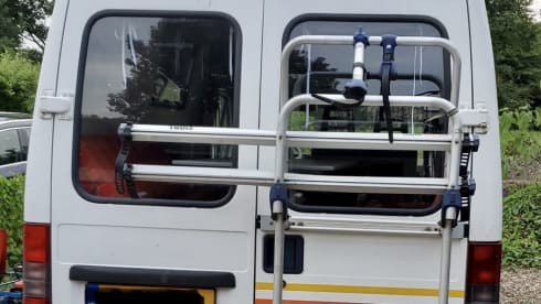 Retro Ronnie – Cozy and spacious (family) bus camper