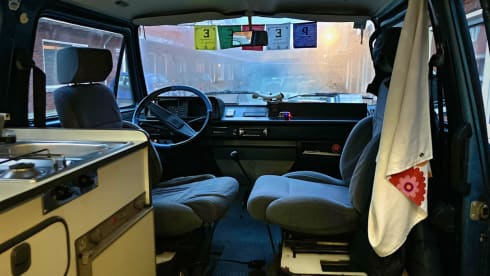 Kamper Barry – 4-person Volkswagen campervan from 1984