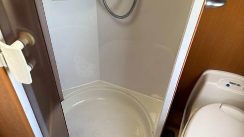 Avonturen met Bessie - een comfortabele, goed uitgeruste camper met 4 slaapplaatsen