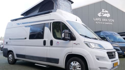 Pössl Roadcar R540, 5.40 meter bus camper, 2 sleeping - 4 seats.