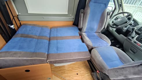 Pössl 2 win luxury bus e bike carrier