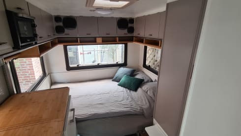 4 person 2.5l Ford transit alcove camper, completely renovated!