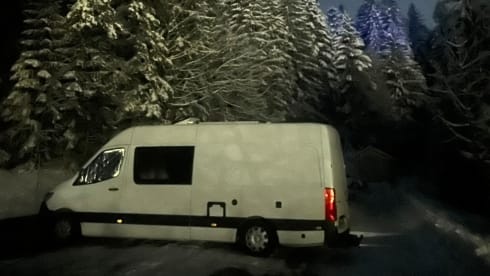 Madrid – Sprinter XXL a wonderful compact camper with lots of space!