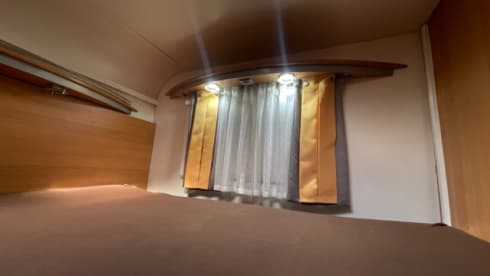 Halbintegrierter Camper von Knaus für 3 Personen