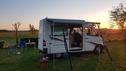 Barry Klasbak – Compact, cozy and maintained Mercedes Sprinter for 2 (tall) people