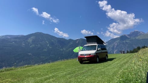 Guus (dan denk je aan brabant) – Red and white Volkswagen T5