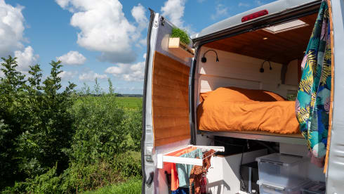 De Bus  – From 2 Share (literally)