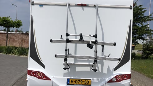 Young luxury 3p camper with automatic transmission Fiat Carado T337 semi-integrated 
